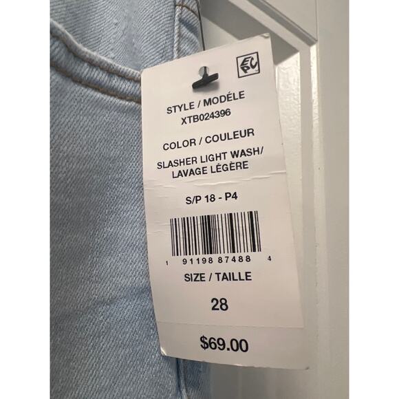 NWT Design Lab Women’s Distressed Ripped Denim Jeans Size 28 Light Wash Blue - Picture 2 of 5